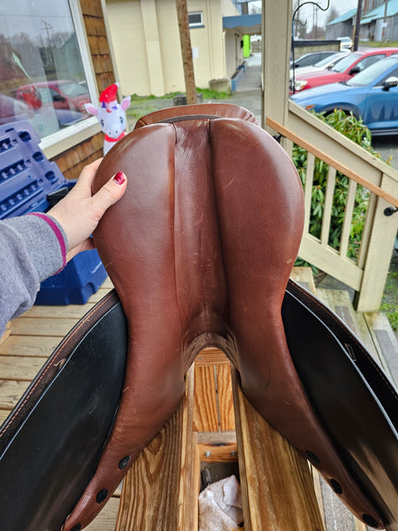 17" Courbette Close Contact Saddle