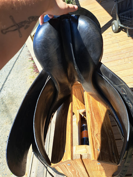 17" Collegiate Dressage saddle