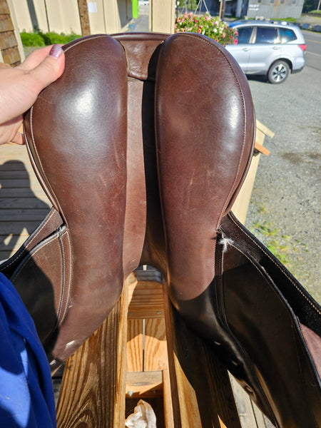 17.5" Frank Baines Close Contact Jump Saddle