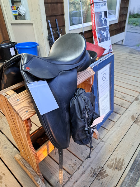 17.5" Kent and Master Original Dressage saddle