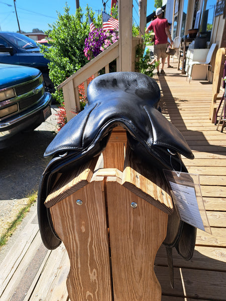 20" Treeless Dressage Saddle