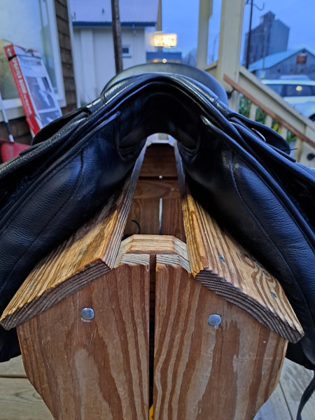 17.5 Kent and Masters Original Dressage saddle