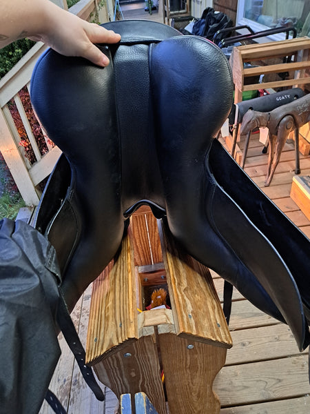17.5" Kent and Master Original Dressage saddle