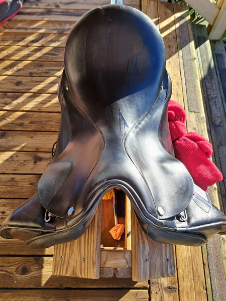 17" Albion Platinum Dressage Saddle