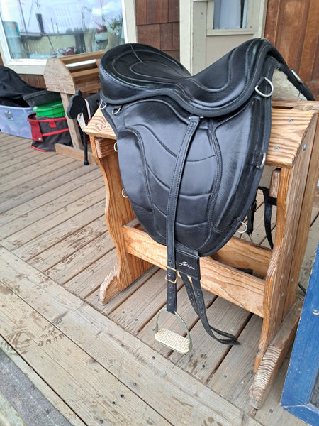 16" FreeForm SB Treeless Saddle