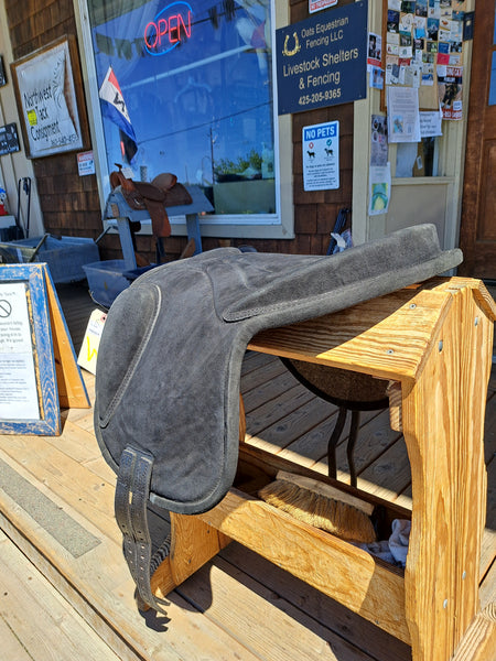 Treeless Saddle