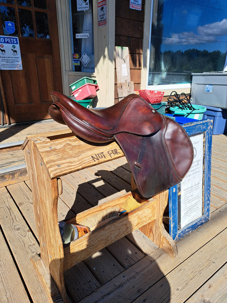 16.5" Devoucoux Biarritz Close Contact Saddle