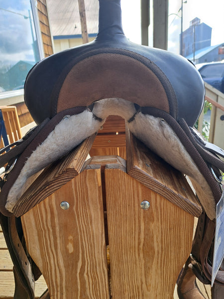 16" Synthetic Western Trail Saddle