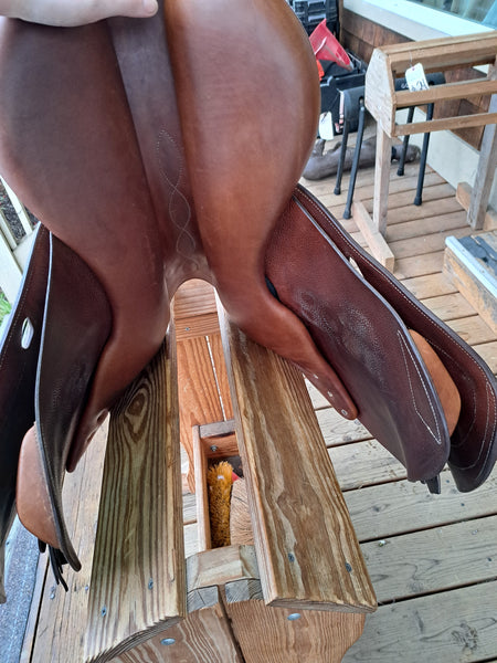 17.5" Antares Close Contact Jump Saddle