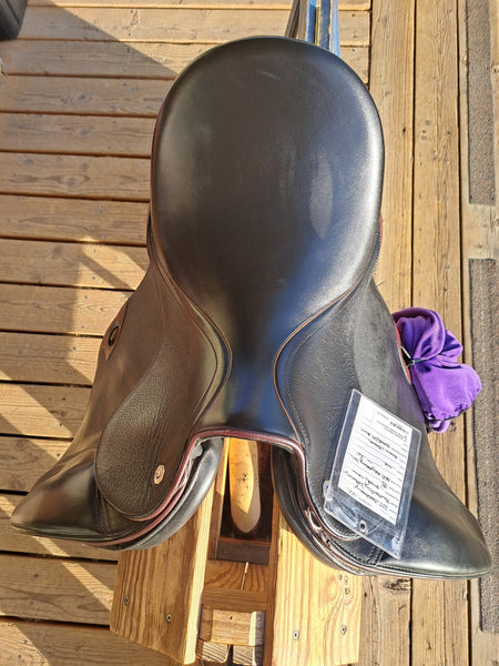 18" DT Saddlery Butterfly Dressage Saddle