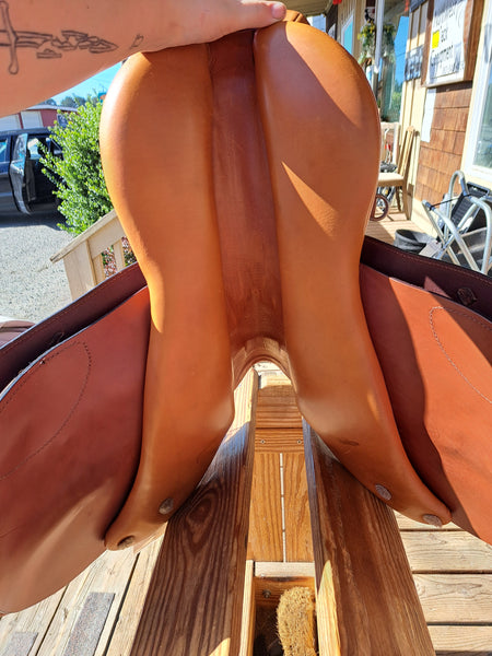17.5" Courbette Arosa Close Contact Saddle