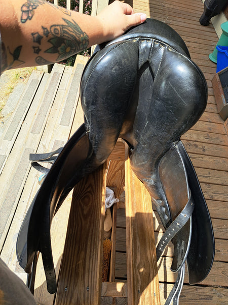 17.5" Karl Niedersuss Symphonie Dressage Saddle