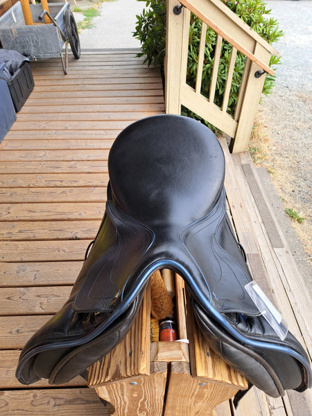 17.5" Hastilow & Sons Bambaugh Dressage Saddle