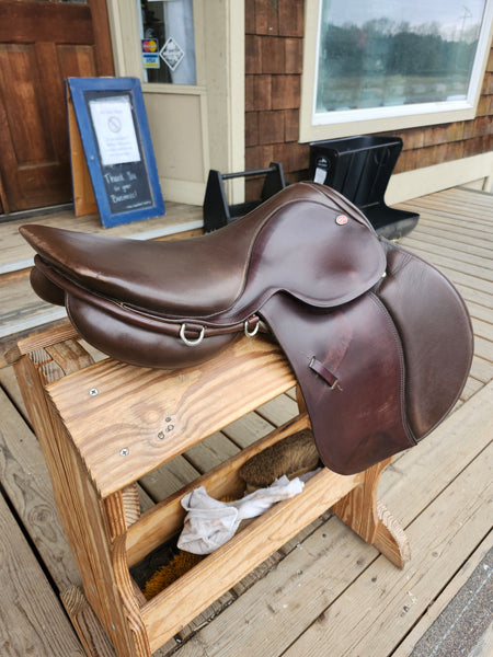 16" Courbette Primus Close Contact Saddle