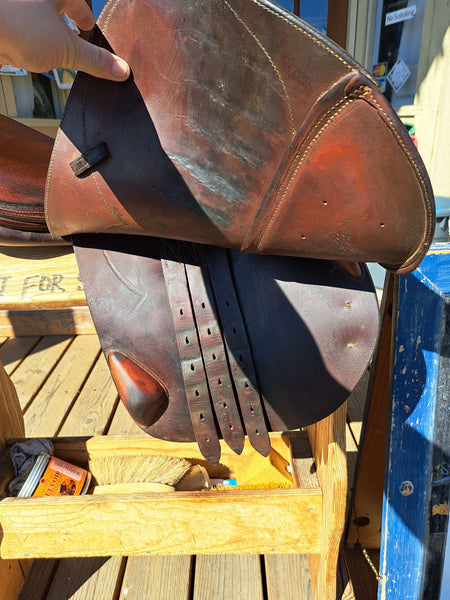 16.5" Devoucoux Biarritz Close Contact Saddle