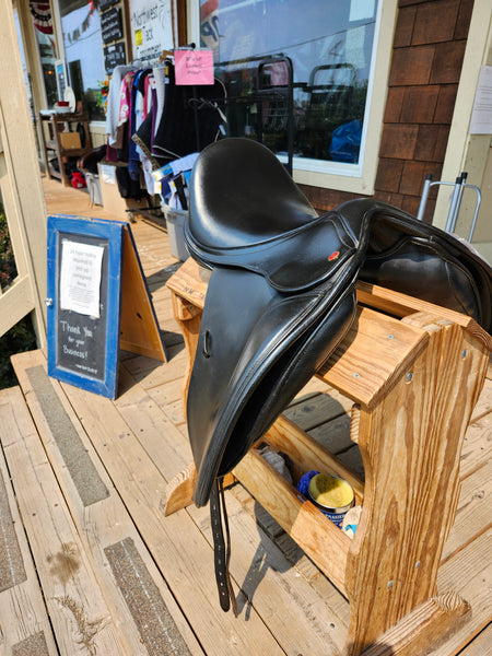 17" Kent & Masters MDM Dressage Saddle