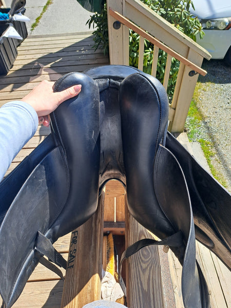 17" Hennig Dressage Saddle