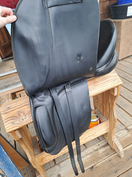 17.5" Cambridge Dressage Saddle