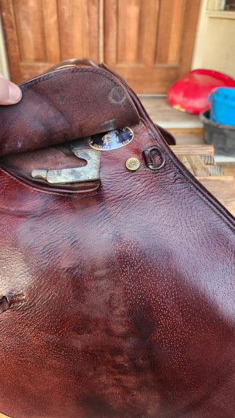 16.5" Collegiate Art Close Contact Saddle