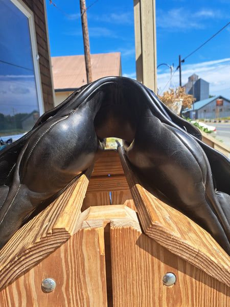 18" County Saddlery Connection Dressage Saddle