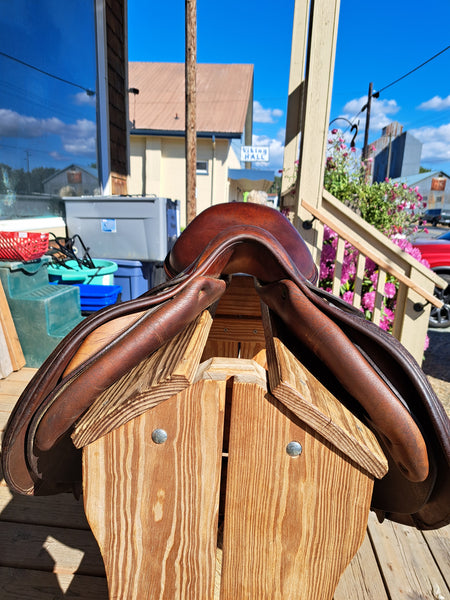 16.5" Devoucoux Biarritz Close Contact Saddle