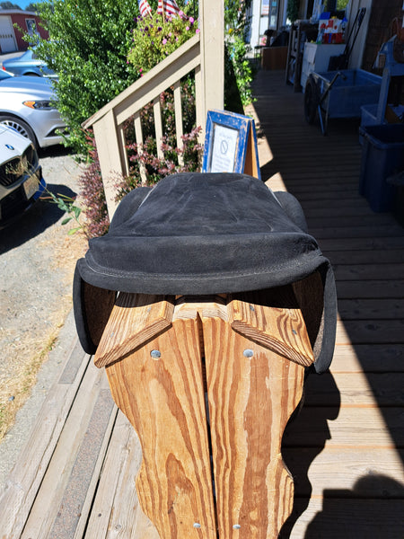 Treeless Saddle