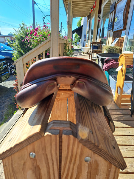 16.5" Devoucoux Biarritz Close Contact Saddle