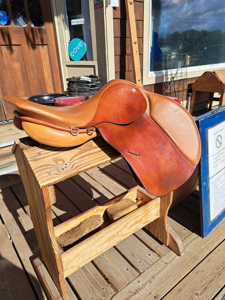 17.5" Courbette Arosa Close Contact Saddle