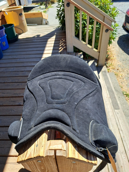 Treeless Saddle