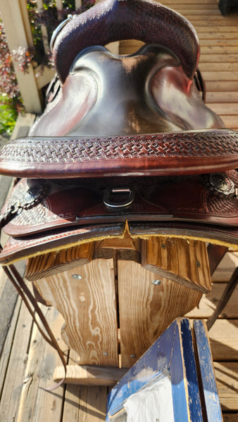 16" Crates Lightweight Round Skirt Trail Saddle