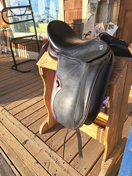 18" DT Saddlery Butterfly Dressage Saddle