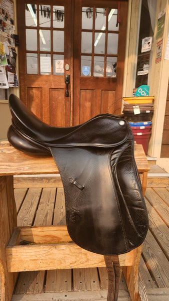 18" Jocken Hennig Dressage Saddle