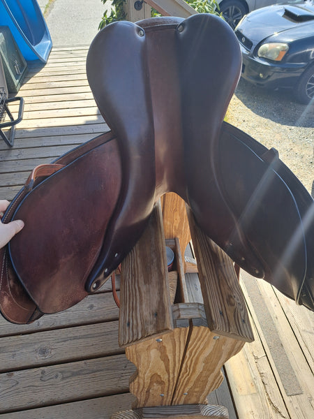 17.5" Collegiate Parfaire Close Contact Jump Saddle