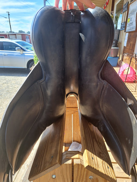 18" County Saddlery Connection Dressage Saddle