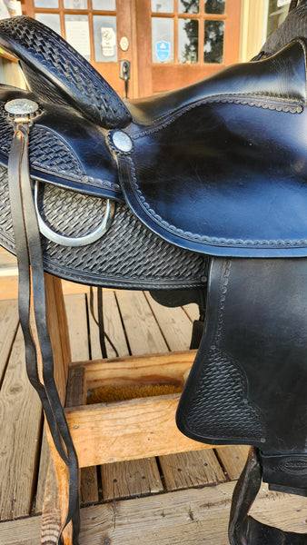 15" Classic Crates Round Skirt Trail Saddle