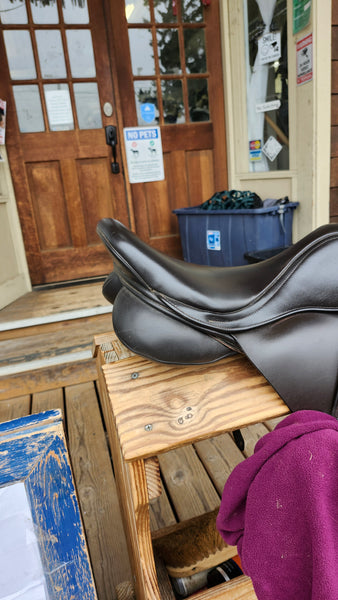 17.5" Kent & Masters Jump Saddle