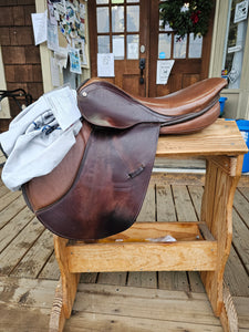 17" Courbette Close Contact Saddle