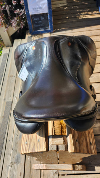17.5" Kent & Masters S-Series jumping saddle
