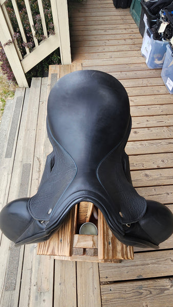 17" Custom Saddlery Icon Flight Dressage Saddle