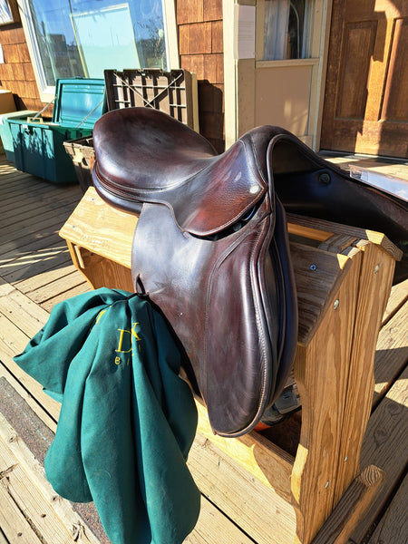 17.5" Devoucoux Socoa Jump Saddle
