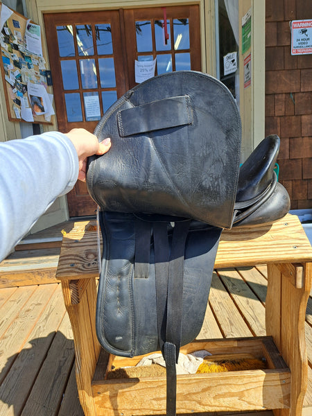 17" Hennig Dressage Saddle
