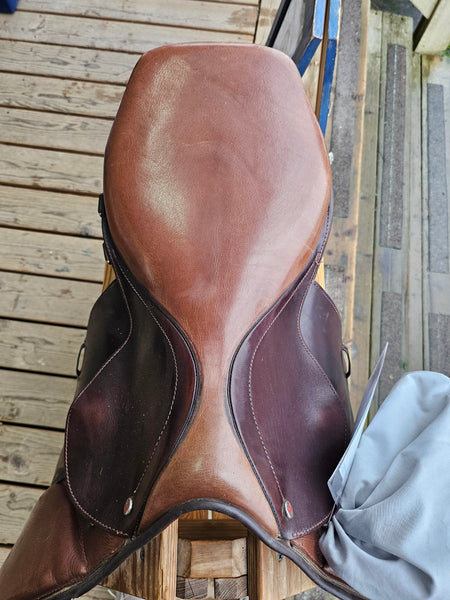 17" Courbette Close Contact Saddle