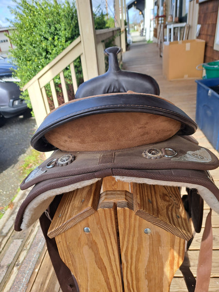 16" Synthetic Western Trail Saddle