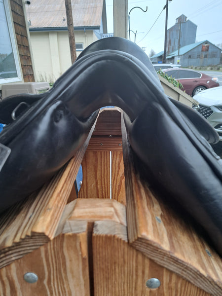 17" Amerigo Vega Dressage Saddle