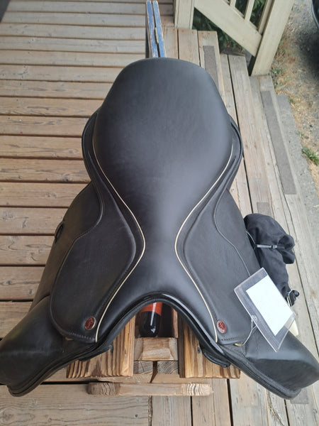 17.5" Max Flex Dressage Saddle