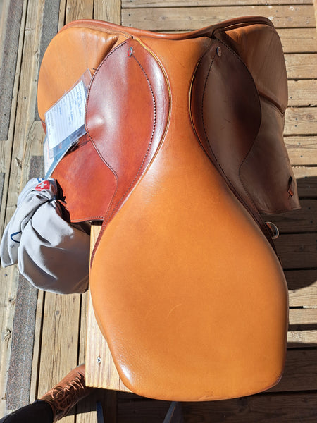 17.5" Courbette Arosa Close Contact Saddle