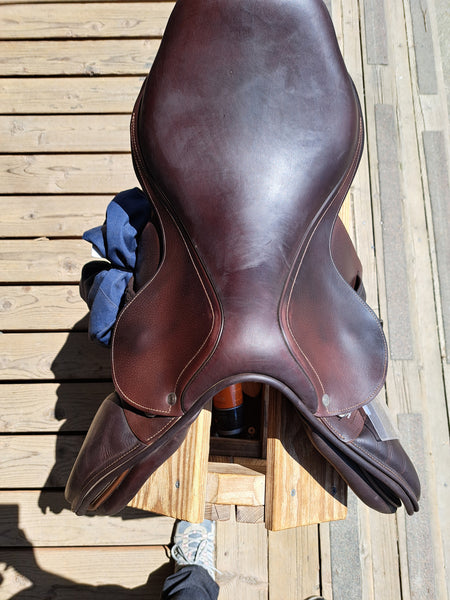 18" Antares Signature Close Contact Jumping Saddle