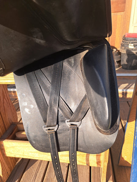 18" DT Saddlery Butterfly Dressage Saddle