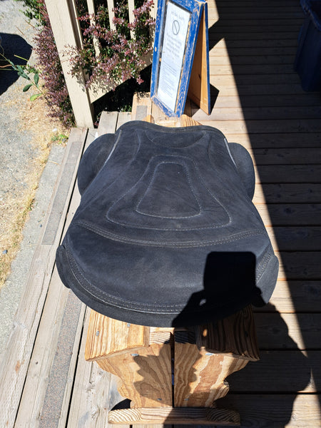 Treeless Saddle