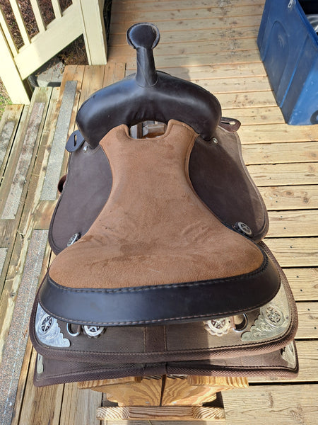 16" Synthetic Western Trail Saddle